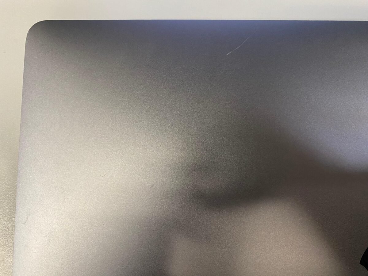 ⁦15 Apple MacBook Pro 2017 2.8 GHz Core i7 512GB SSD 16GB RAM Touch Bar (Space Grey)⁩ - الصورة ⁦3⁩